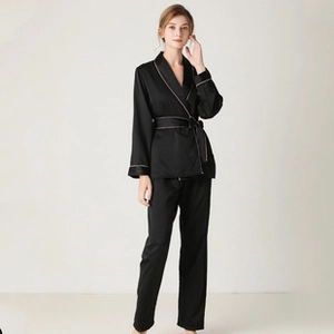Ensemble de pyjama en satin noir pour femme avec passepoil contrasté blanc et haut à col en V