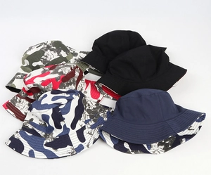 Vue détaillée de chapeaux bobs pliables en camouflage et couleurs unies surpiquées