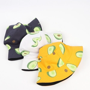 Lot de trois bobs réversibles en toile avec imprimé avocat en bleu marine, blanc et jaune