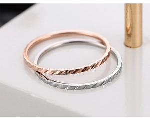 Macro di anelli in acciaio inossidabile argento e oro rosa con motivi geometrici incisi