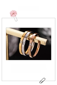 Detailansicht von Ringen aus Roségold, Silber und Gold mit einem einzelnen Diamantbesatz