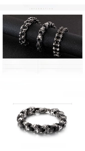 Détail du bracelet gourmette moto 13 mm en acier inoxydable avec motif croix en relief