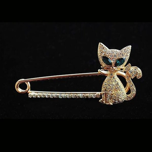 Sparkly Cat Brooch Alloy Rhinestone Animal Safety Pin Clothing Accessory Green Eye Kitten Jewelry Ornament Women Fashion