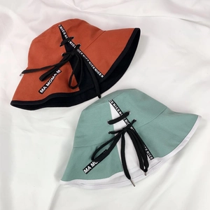 Bob chic bicolore en coton avec ruban à nœud et patchs pour une protection solaire stylée