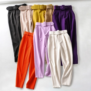 Pantalón de talle alto ajustado con cinturones a juego en varios colores vibrantes