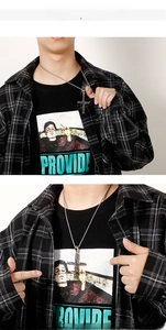Détail d'un collier pendentif croix vintage sur un mannequin portant un style streetwear