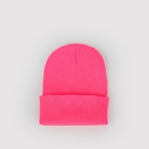 Texture a maglia dettagliata e risvolto di un berretto invernale rosa neon vivace