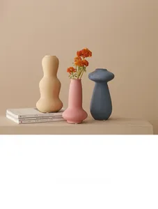 Vasi minimalisti in ceramica Morandi con forme a onda e coniche per l'arredo casa
