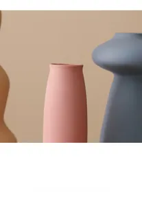 Dettaglio di vasi in ceramica opaca rosa e blu con un moderno design arrotondato