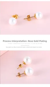 Détail de boucles d'oreilles en acier inoxydable plaqué or rose et perles blanches