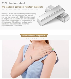 Détail du bracelet cœur en acier 316L or rose avec des accents de zircon brillants