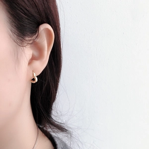 Élégantes boucles d'oreilles créoles en argent 925 doré portées par un mannequin
