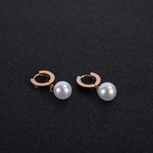 Vue détaillée des créoles en or rose 18K avec d'élégantes perles rondes blanches