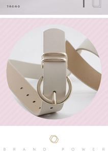 Détail de la ceinture en similicuir crème avec texture litchi et boucle ronde dorée