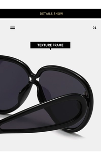 Détail de la charnière et du pont de la monture noire brillante de ces lunettes de soleil