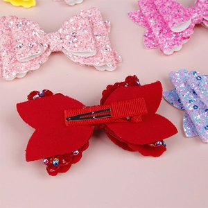 Détail de barrettes à nœuds en paillettes multicouches avec clips en métal gainés