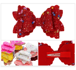 Détails de barrettes à nœuds à paillettes colorées montrant les détails du clip en métal