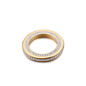Bague en acier titane avec double rangée de strass en finition dorée sur fond blanc