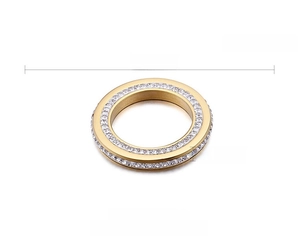 Détail d'un pendentif rond doré 18K de 35mm serti de deux rangées de cristaux brillants