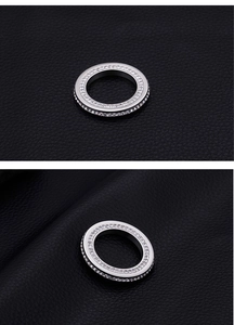 Macro de l'anneau creux argenté avec double rangée de strass étincelants sur cuir noir