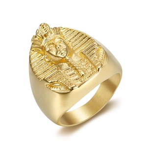 Anello in acciaio al titanio placcato oro con rilievo della maschera del faraone egizio