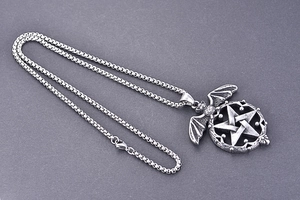 Détail de la chaîne box argentée et pendentif chauve-souris rétro avec pentagramme
