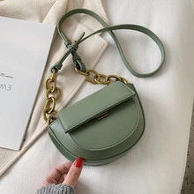 Détail d'un sac demi-lune vert en cuir PU avec chaîne dorée et longue bandoulière réglable