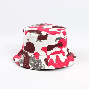Détail du chapeau bob camouflage rose et blanc avec coutures renforcées et texture en coton