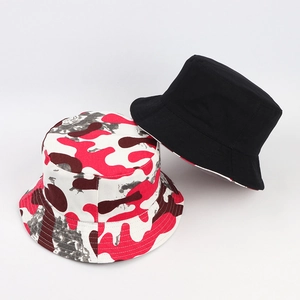 Détail d'un chapeau bob réversible camouflage et noir avec coutures de bord renforcées