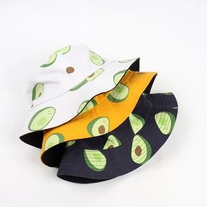 Détail de chapeaux bobs en toile multicolores avec motifs d'avocats imprimés partout