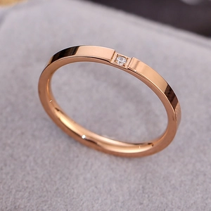 Minimalistischer Ring aus Titanstahl in Roségold mit Solitär-Diamant in einer Schmuckbox