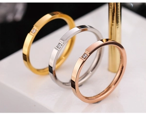 Detaillierte Ansicht von drei minimalistischen Titanstahlringen in Gold Silber und Roségold