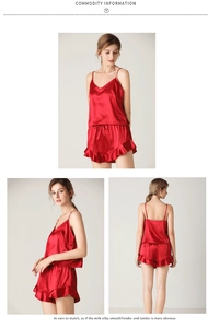 Tre viste del set pigiama in raso rosso da donna con canotta a V e pantaloncini a balze