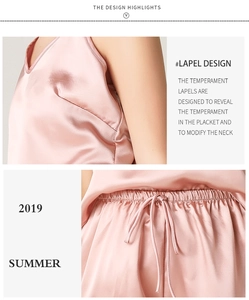 Dettaglio pigiama in raso rosa con scollo a V e coulisse in vita per una vestibilità