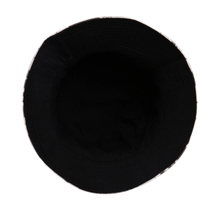 Vue intérieure d'un chapeau bob en coton noir avec un bord élégant à carreaux noirs et blancs