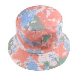 Bob en coton tie-dye pastel coloré avec sommet plat et bord surpiqué pour l'été