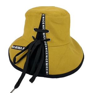 Chapeau bob en toile jaune gingembre avec nœud NICE noir et bordure contrastée