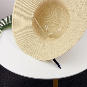 Chapeau de paille japonais avec cordon de serrage interne et détail de ruban bleu chic