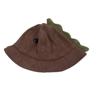 Détail du chapeau bob en velours côtelé pour enfant avec nageoire de dinosaure décorative