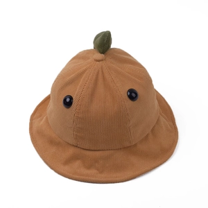 Chapeau de soleil marron en velours pour bébé avec pousses vertes et yeux en gros boutons