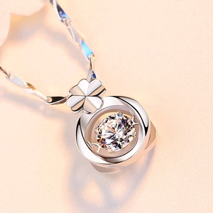 Collier élégant en argent sterling S999 avec pendentif trèfle et pierre de zircone brillante