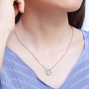 Halskette mit zwei Herzanhängern in Silber auf einer Schlangenkette am Model