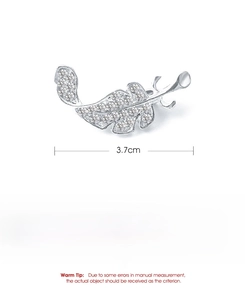 Detail view of crystal leaf brooch with dimensions 3.7cm and weight 5.7g in silver alloy