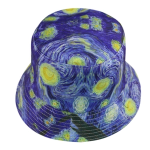 Detalle del estampado de la Noche Estrellada de Van Gogh en un sombrero de pescador