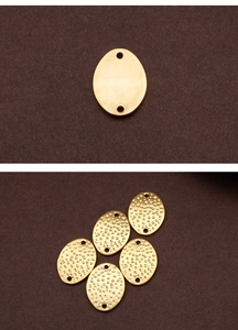Detailed comparison of smooth and hammered oval gold stainless steel jewelry charms
