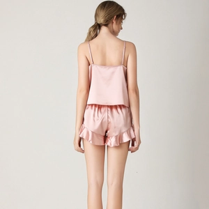 Elegante set pigiama in raso di seta rosa da donna con canotta e pantaloncini con volant