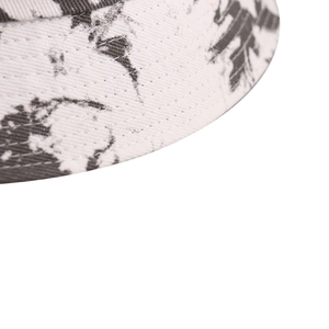 Gros plan sur les coutures renforcées et le motif tie-dye marbré du chapeau bob en coton