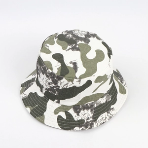 Détail du chapeau bob camouflage montrant la texture en coton sergé et les coutures