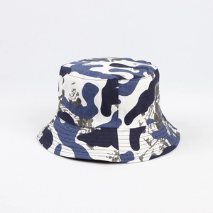 Détail d'un chapeau bob réversible camouflage bleu et blanc en toile de coton durable