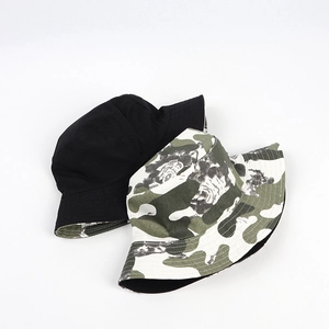 Mise à plat d'un bob réversible noir uni et camouflage floral en toile de coton robuste